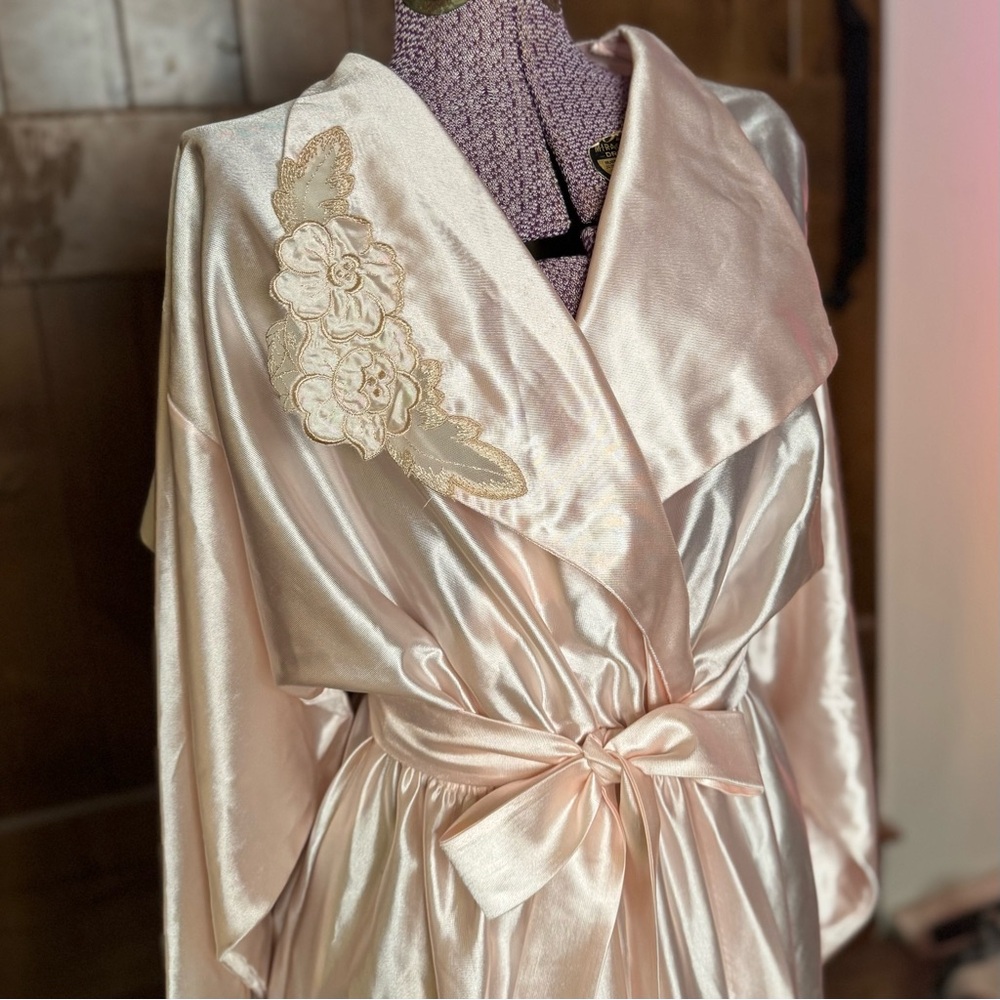 Vintage 70s satin look movie star glamour pink robe dressing gown w embroidery